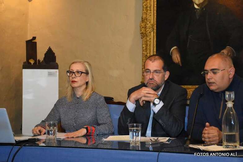 La ponente junto al director del curso (c) (Foto Antonio Alí)