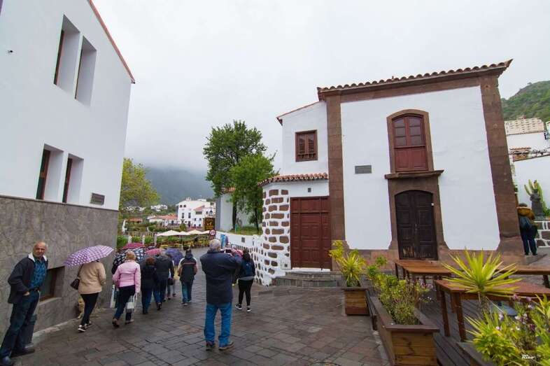 El grupo, descubriendo los encantos de Tejeda (Foto Antonio Rico)