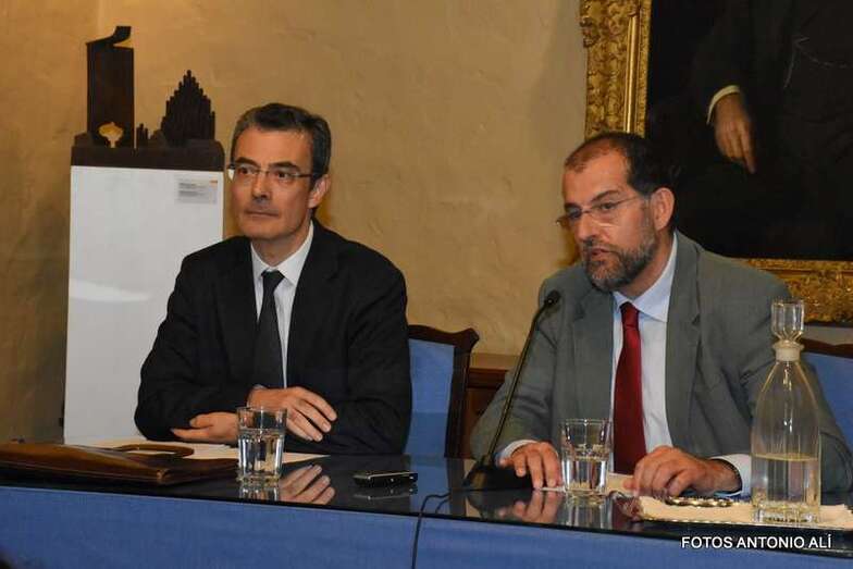 El catedrático Ricardo Martín (i) con el director del curso, el profesor Javier Ponce de la ULPGC (Foto Antonio Alí)