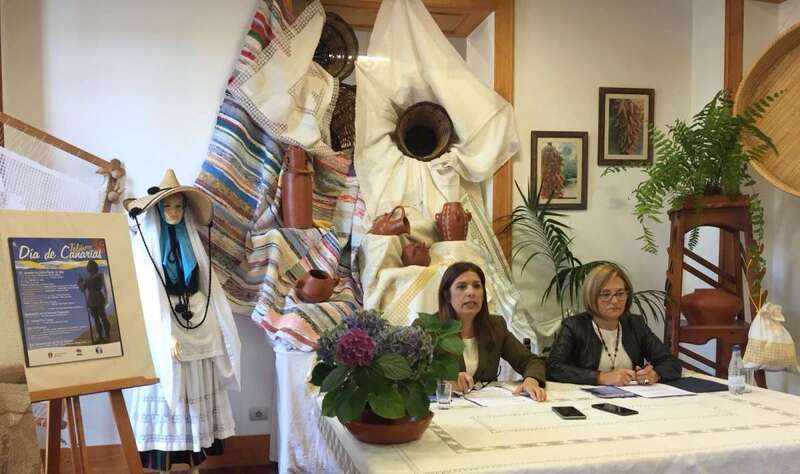 La alcaldesa Carmen Hernández y la concejala Marta Hernández desgranaron el programa de actos (Foto TA)