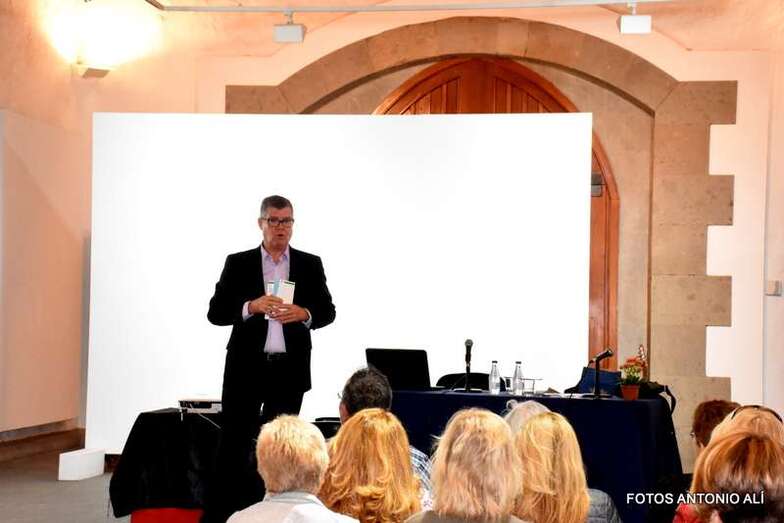 Momento de la charla de anoche del cronista oficial (Foto Antonio Alí)