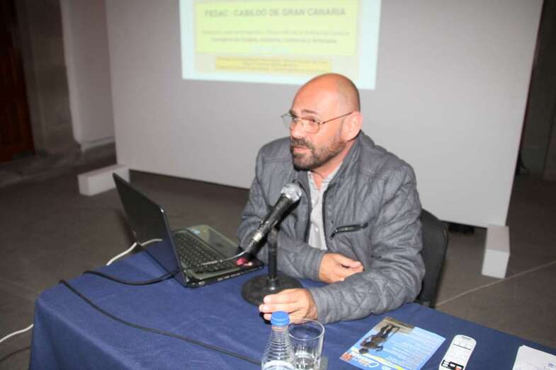 El arqueólogo y antropólogo Francisco Mireles durante la charla de este martes en Telde (Foto Jesús Ruiz Mesa)