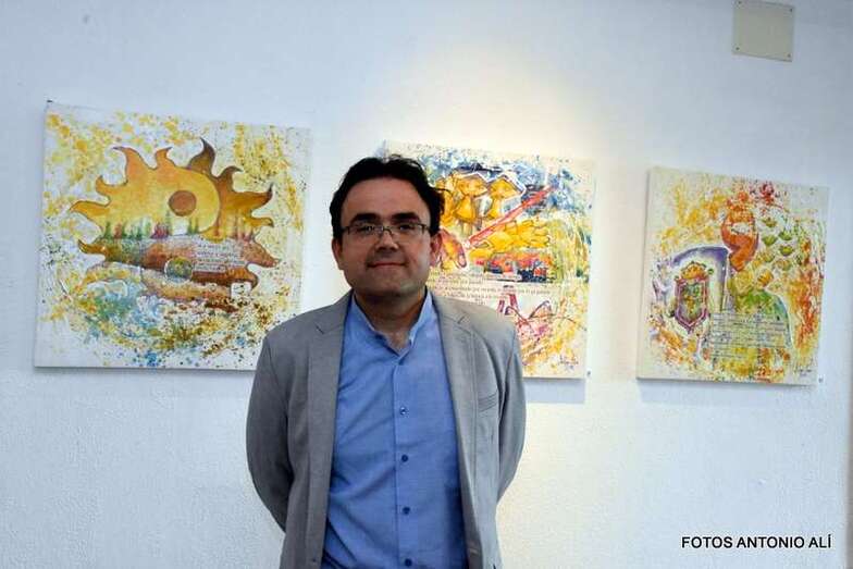 El artista, Felipe Juan, junto a tres de sus obras (Foto Antonio Alí)