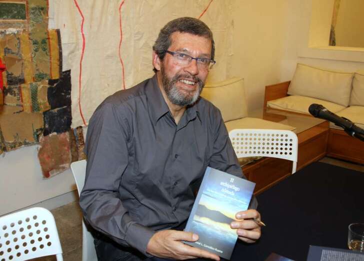 El autor muestra un ejemplar de su nuevo libro (Foto Jesús Ruiz Mesa)