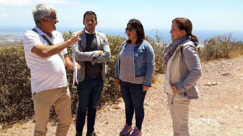 Gloria Cabrera y Héctor Suárez, este jueves en Cuatro Puertas con miembros de la empresa ArqueoCanaria (Foto TA)