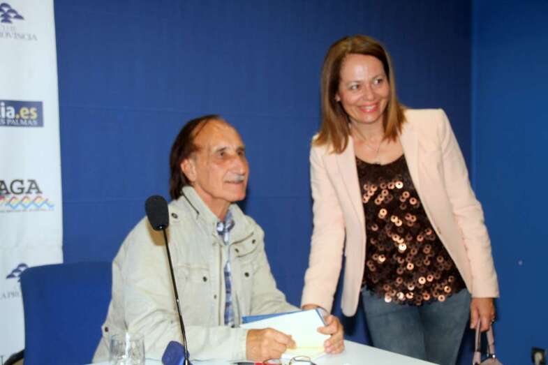 Luis Pérez Aguado firmando uno de los ejemplares de su nueva obra (Foto Jesús Ruiz Mesa)