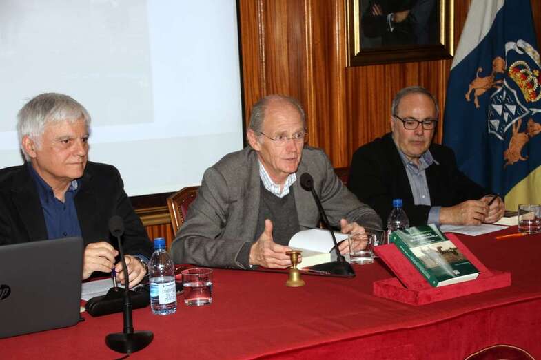 El libro se presentó días atras en la RSEAPGC (Foto Jesús Ruiz Mesa)
