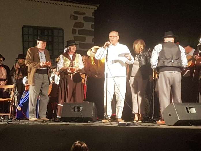 Momento del acto de anoche en la plaza de San Juan (Foto TA)