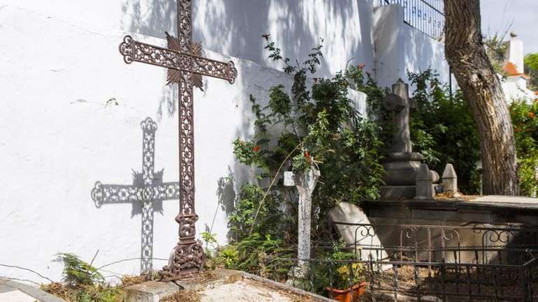 En la imagen, la tumba de los padres de Fernando y Juan León y Castillo, en el cementerio de San Juan (Foto Canarias7 / Borja Suárez)