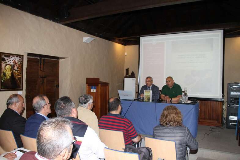 Salvador Miranda Calderín (izquierda) el pasado jueves en Telde junto al historiador de la Casa-Museo Juan Ismael Santana (Foto Jesús Ruiz)