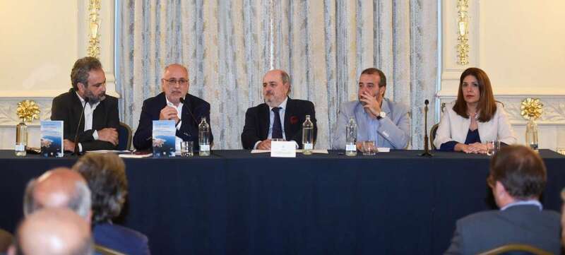 La alcaldesa, en la mesa presidencial del acto de presentación del libro de Morales, esta noche, en Gabinete Literario de Las Palmas (Foto TA)