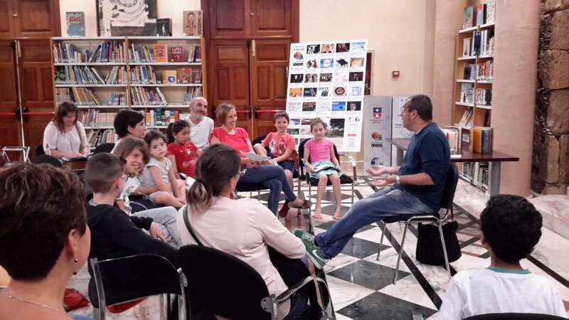 Imagen del encuentro que tuvo lugar este jueves en la biblioteca de Arnao (Foto TA)