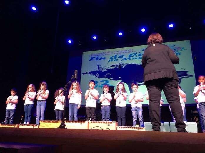 Momento de la actuación de un grupo de alumnos (Foto TA)