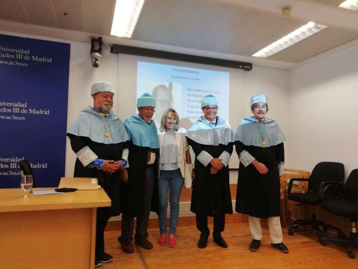 German Jiménez, el segundo por la izquierda, tras defender la tesis (Foto TA)