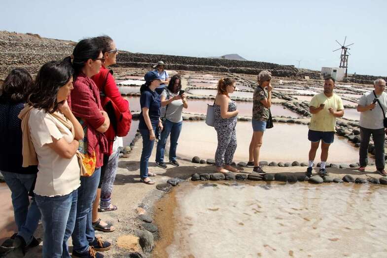 Grupos de visitantes en las Salinas de Tenefé (Foto Jesús Ruiz Mesa)