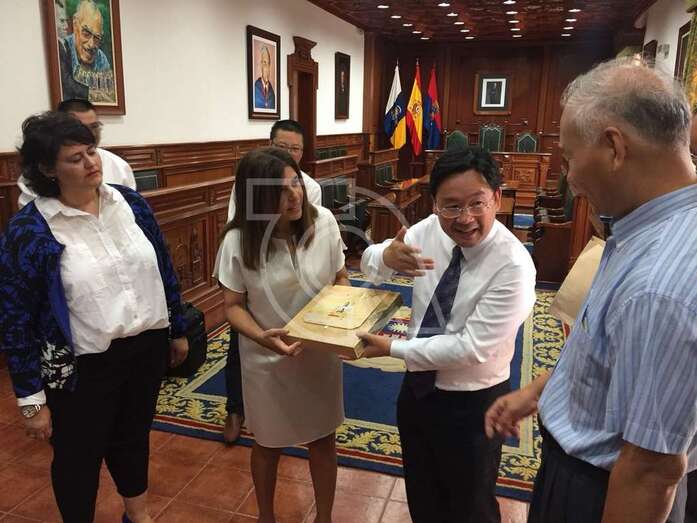 Momento del intercambio de regalos entre los gobernantes de Telde y de ciudades chinas (Foto TA)