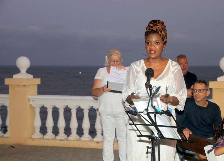 Una de las poetisas que recitó un poema en el acto del pasado jueves (Foto Jesús Ruiz Mesa)