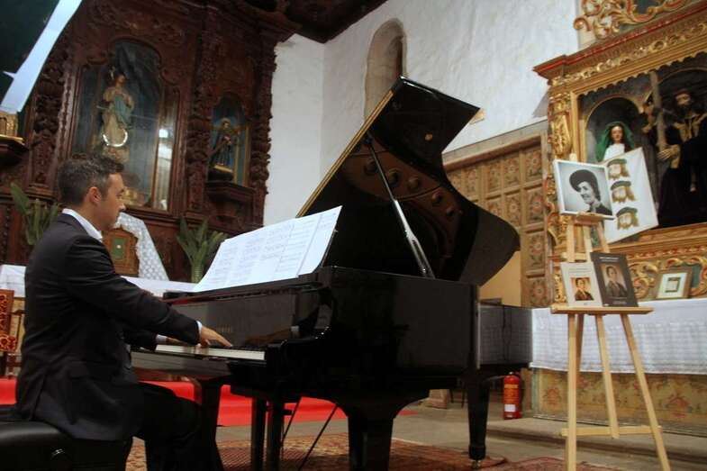 La conferencia-concierto de Ignacio Clemente tuvo lugar en la iglesia conventual de San Francisco (Foto Jesús Ruiz Mesa)