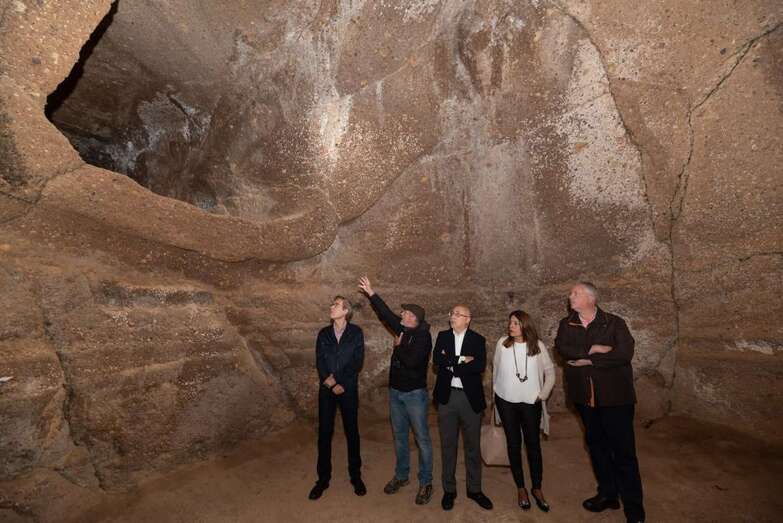 El presidente del Cabildo y la alcaldesa de Telde visitaron este martes la cueva (Foto TA)