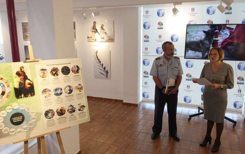 El coronel Luis Salvador Gómez-Guillamón y la concejala de Cultura, Marta Hernández, durante la inauguración (Foto TA)