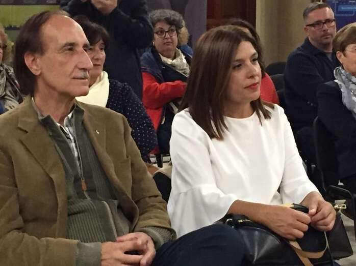 La alcaldesa de Telde y el autor del libro, esta tarde-noche, en la presentación del libro (Foto TA)