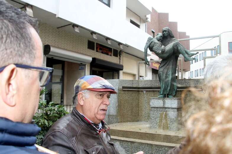 El escultor Máximo Riol explica los detalles de la escultura dedicada a Santa Teresa de Calcuta (Foto Jesús Ruiz Mesa)