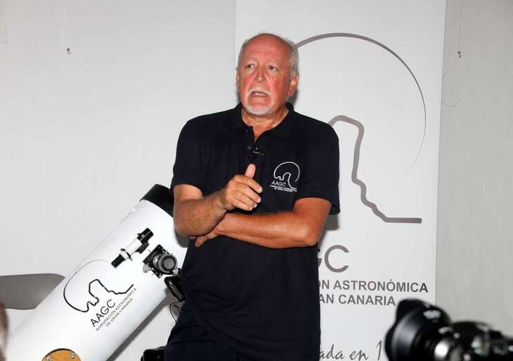 Juan Ramón Rodríguez, durante la proyección de su audiovisual (Foto Jesús Ruiz Mesa)