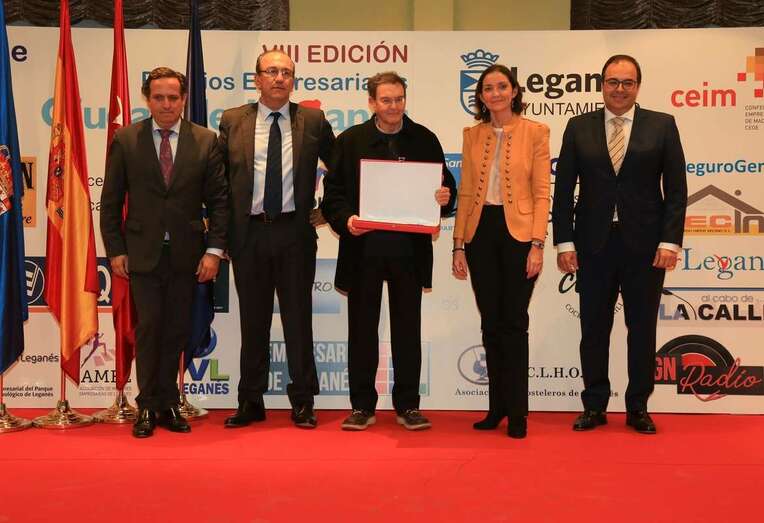 El artista Luis Arencibia con el premio (Foto TA)