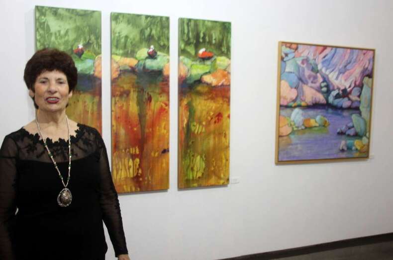 Berta Cabrrera, delante de dos sus cuadrados (Foto Jesús Ruiz Mesa)