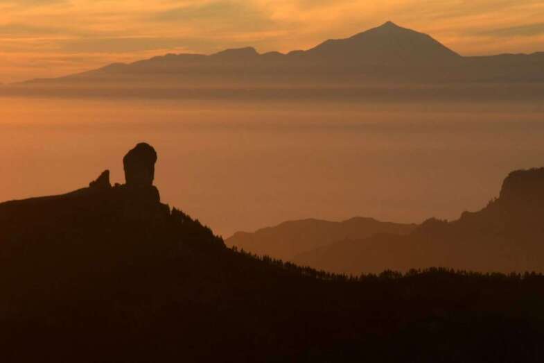 El Roque Nublo, con Tenerife y el Teide al fondo (Foto Jesús Ruiz)