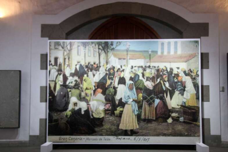 Una foto de la postal de la antigua recova de Los Llanos preside la exposición (Foto Jesús Ruiz Mesa)