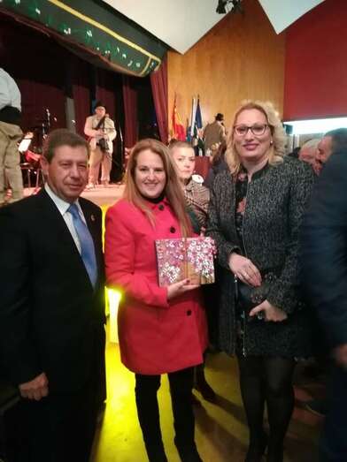 Macu Galván, con el alcalde y la concejala de Cultura de Tejeda, el pasado 2 de febrero (Foto TA)