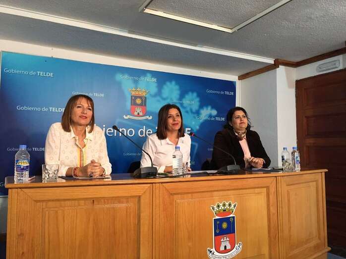 La consejera Inés Jiménez, la alcaldesa Carmen Hernández y la concejala Celeste López (Foto TA)