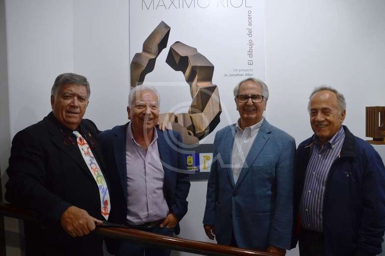 El escultor Máximo Riol (i) y los empresarios Juan Diego Falcón, Sebastián Grisaleña y Francisco Pérez, esta noche en el acto inaugural de la exposición (Foto TA)