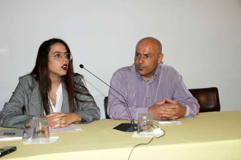 El autor del libro y Beatriz Morales, que ofició de presentadora (Foto Jesús Ruiz Mesa)