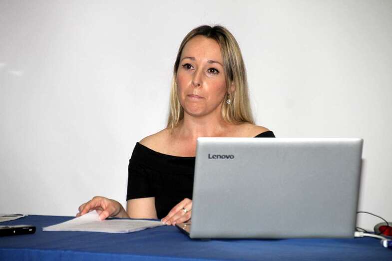 La historiadora Yasmina Hernández durante la charla (Foto Jesús Ruiz Mesa)