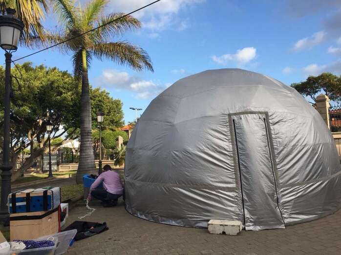 Instalación ayer por la tarde la cúpula geodésica para las proyecciones de cortos y documentales (Foto TA)
