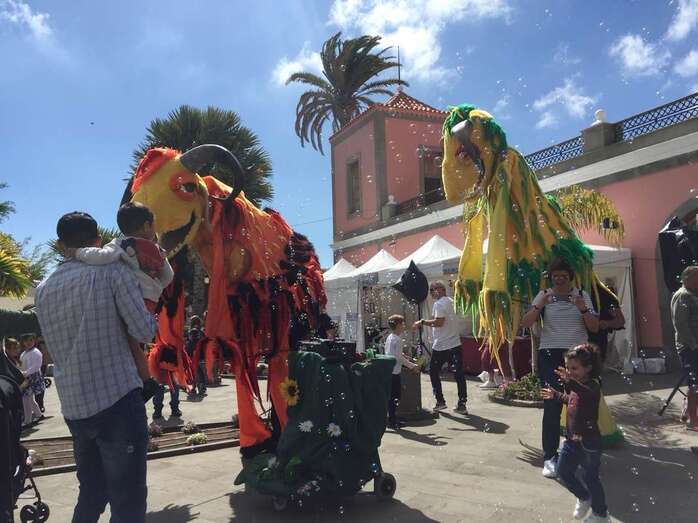 Escolares viendo el libro para colorear que les regaló ayer el Ayuntamiento (Foto TA)