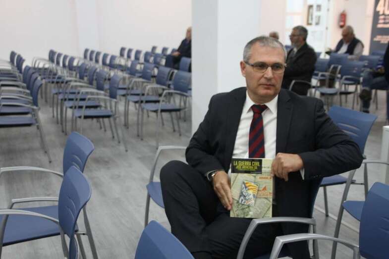 El autor muestra su libro, en una imagen de archivo (Foto Jesús Ruiz Mesa)