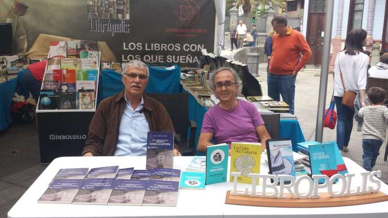 Pelayo Suárez con el también escrior José Carlos de Sancho, esta tarde en la Feria del Libro de Las Palmas de GC (Foto TA)