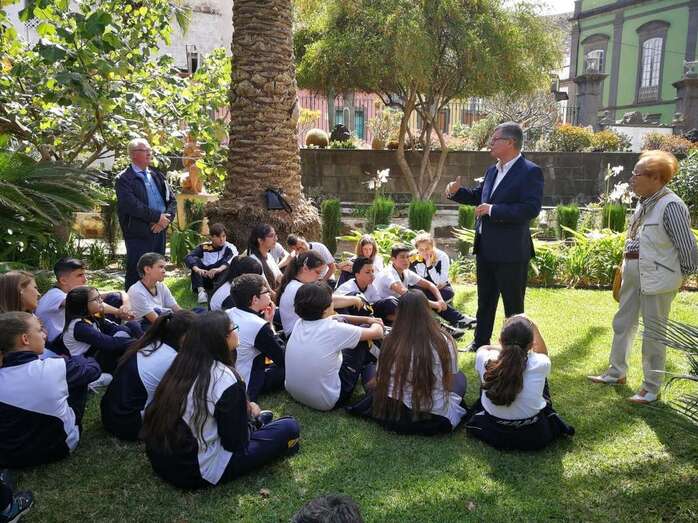 Momento de la charla al aire libre del cronista de Telde en Arucas (Foto TA)