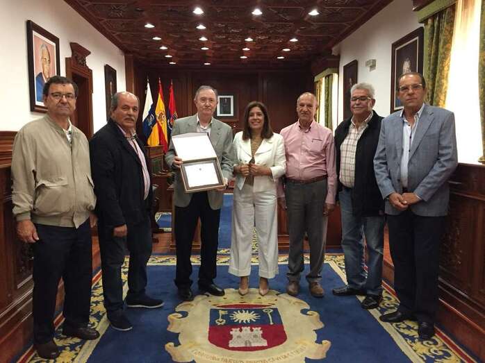 Antonio Cejudo, junto a la alcaldesa Carmen Hernández, muestra la placa recibida (Foto TA)