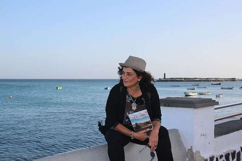 Nieves Rodríguez con su ejemplar de su novela (Foto Manolo de la Hoz/Diario de Lanzarote)