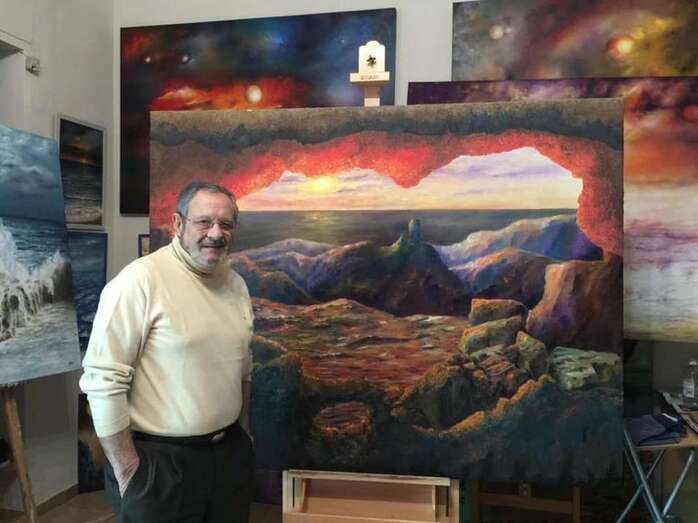 Jesús Ojeda Ramírez, delante del cuadro que donará este viernes a Telde (Foto TA)