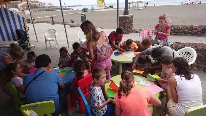Actividades dirigidas al público infantil en la Biblioplaya de Melenara (Foto TA)