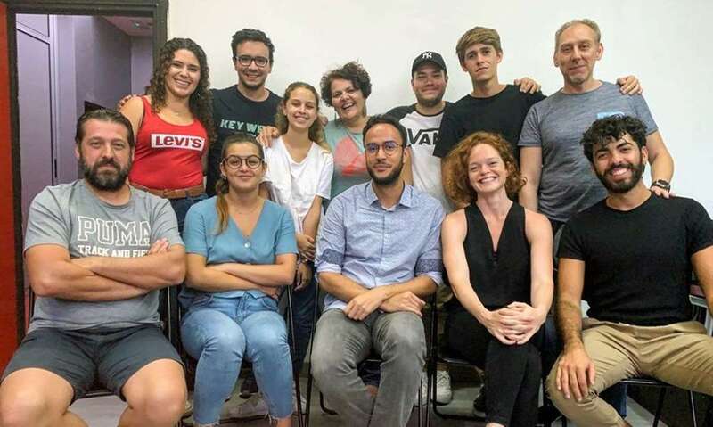 Armando Ravelo, con el equipo que trabaja en el nuevo corto (Foto TA)