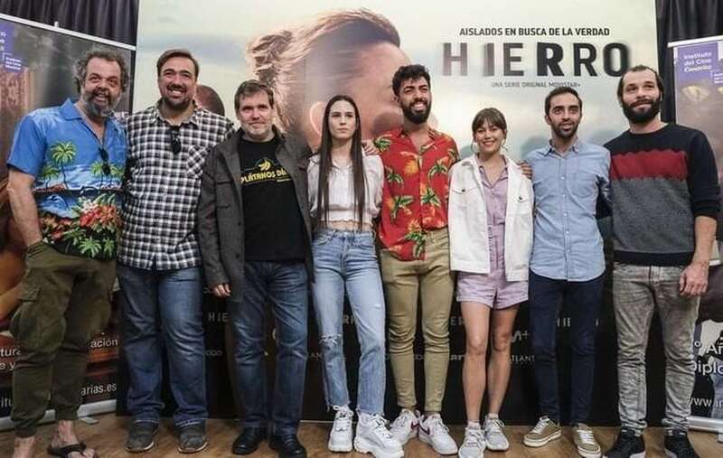 El joven actor teldense Isaac B. Dos Santos Sosa, en el centro de la imagen con camisa floreada (Foto TA)