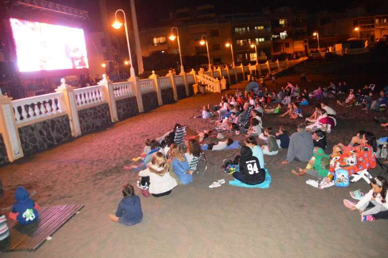 Imagen de la proyección de una película el pasado verano en Salinetas (Foto TA)