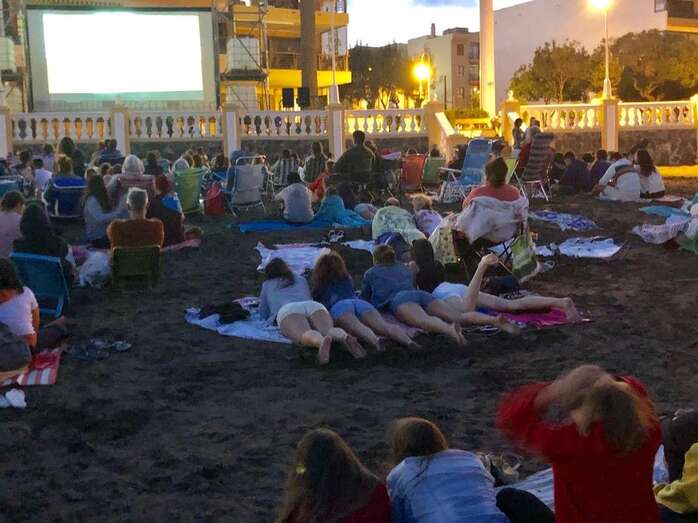 Público de todas edades, esta noche en Salinetas, visionando la primera de las películas del ciclo de este año (Foto TA)