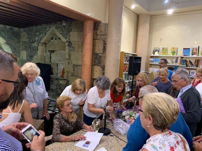 María Jesús Martín, esta noche, rodeada de personas que acudieron en el Biblioteca Saulo Torón a la presentación de su libro )Foto TA)